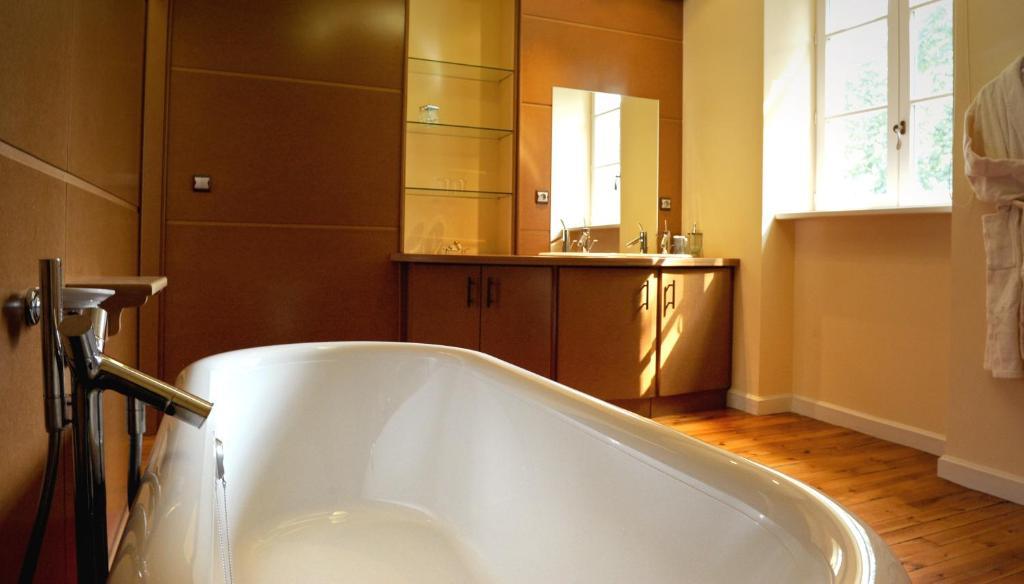 Bed and Breakfast Logis De Nantas Saint-Jean-Bonnefonds Zimmer foto