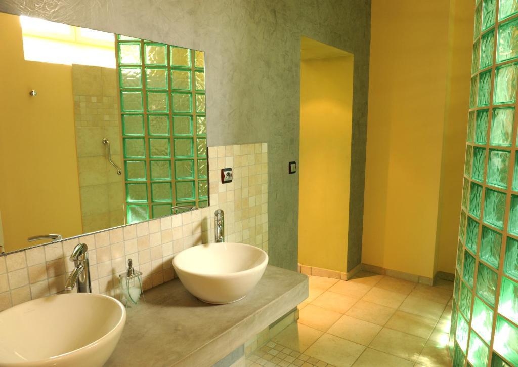 Bed and Breakfast Logis De Nantas Saint-Jean-Bonnefonds Zimmer foto